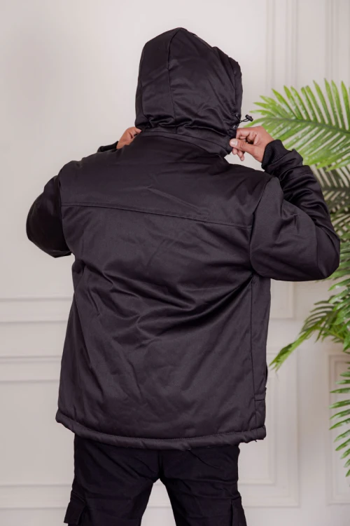جاكيت رجالي شتوي منفوخ لون أسود بقبعة رأس منفصلة قابلة للتركيب و أكمام طويلة و بجيوب وسحاب من الأمام