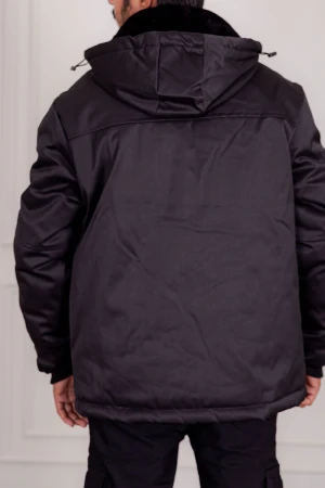 جاكيت رجالي شتوي منفوخ لون أسود بقبعة رأس منفصلة قابلة للتركيب و أكمام طويلة و بجيوب وسحاب من الأمام