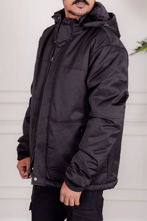 جاكيت رجالي شتوي منفوخ لون أسود بقبعة رأس منفصلة قابلة للتركيب و أكمام طويلة و بجيوب وسحاب من الأمام