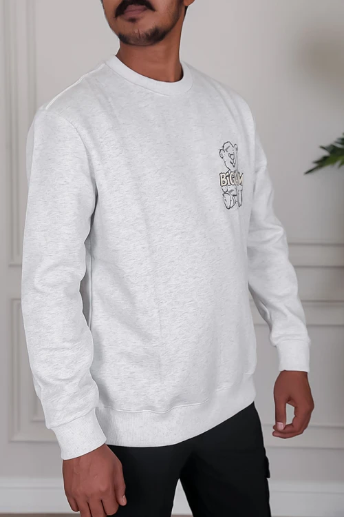 بلوفر رجالي شتوي لون أبيض مزين برسومات و كتابات من الأمام و الخلف و بأكمام طويلة