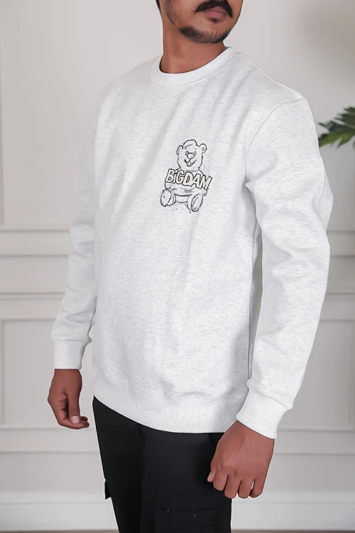 بلوفر رجالي شتوي لون أبيض مزين برسومات و كتابات من الأمام و الخلف و بأكمام طويلة