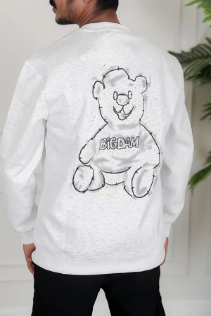 بلوفر رجالي شتوي لون أبيض مزين برسومات و كتابات من الأمام و الخلف و بأكمام طويلة