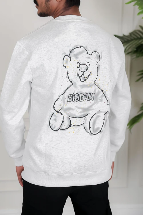 بلوفر رجالي شتوي لون أبيض مزين برسومات و كتابات من الأمام و الخلف و بأكمام طويلة