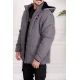 جاكيت رجالي شتوي منفوخ لون رصاصي بقبعة رأس منفصلة قابلة للتركيب و أكمام طويلة بجيوب وسحاب من الأمام