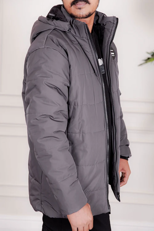 جاكيت رجالي شتوي منفوخ لون رصاصي بقبعة رأس منفصلة قابلة للتركيب و أكمام طويلة بجيوب وسحاب من الأمام
