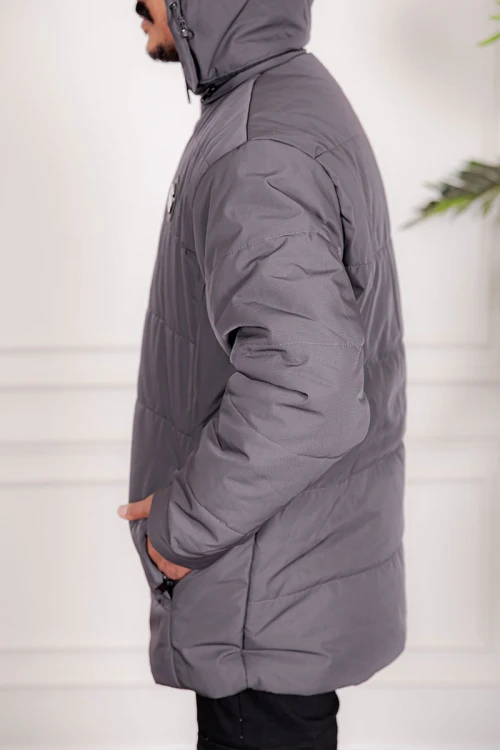 جاكيت رجالي شتوي منفوخ لون رصاصي بقبعة رأس منفصلة قابلة للتركيب و أكمام طويلة بجيوب وسحاب من الأمام