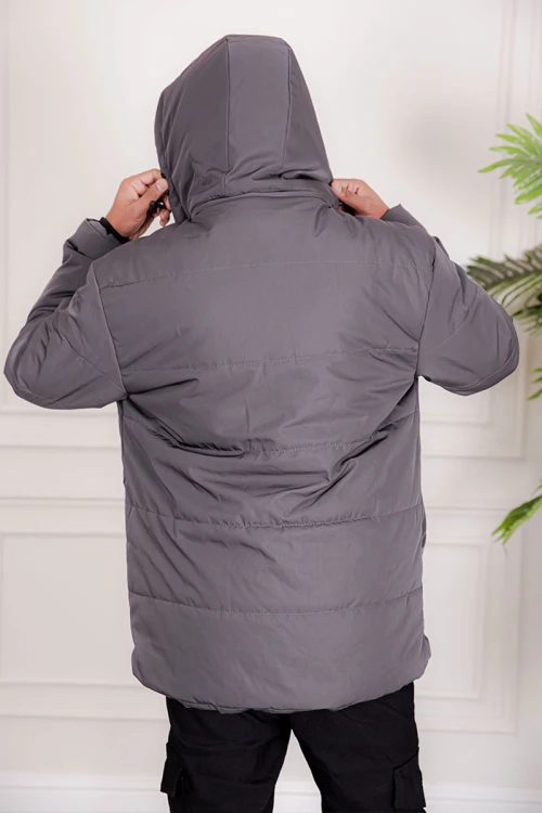 جاكيت رجالي شتوي منفوخ لون رصاصي بقبعة رأس منفصلة قابلة للتركيب و أكمام طويلة بجيوب وسحاب من الأمام