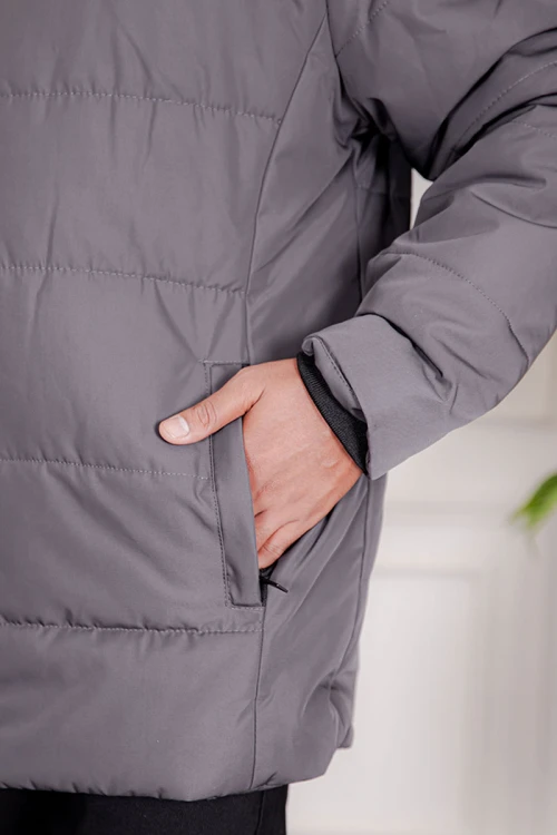 جاكيت رجالي شتوي منفوخ لون رصاصي بقبعة رأس منفصلة قابلة للتركيب و أكمام طويلة بجيوب وسحاب من الأمام