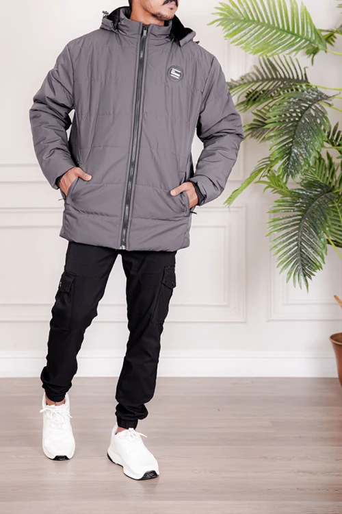 جاكيت رجالي شتوي منفوخ لون رصاصي بقبعة رأس منفصلة قابلة للتركيب و أكمام طويلة بجيوب وسحاب من الأمام
