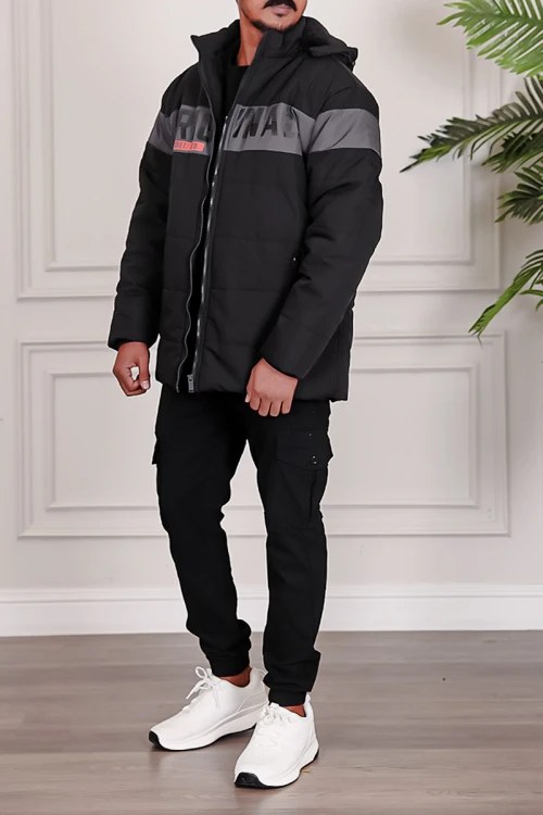 جاكيت رجالي شتوي لون أسود بقبعة رأس منفصلة قابلة للتركيب بجيوب و سحاب من الأمام و بأكمام طويلة