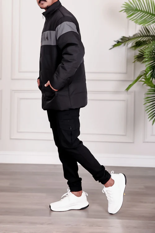 جاكيت رجالي شتوي لون أسود بقبعة رأس منفصلة قابلة للتركيب بجيوب و سحاب من الأمام و بأكمام طويلة