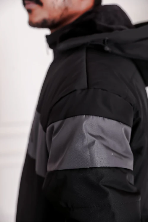 جاكيت رجالي شتوي لون أسود بقبعة رأس منفصلة قابلة للتركيب بجيوب و سحاب من الأمام و بأكمام طويلة