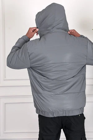 جاكيت رجالي شتوي منفوخ لون رمادي بقبعة رأس منفصلة قابلة للتركيب و أكمام طويلة بجيوب وسحاب من الأمام
