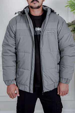 جاكيت رجالي شتوي منفوخ لون رمادي بقبعة رأس منفصلة قابلة للتركيب و أكمام طويلة بجيوب وسحاب من الأمام