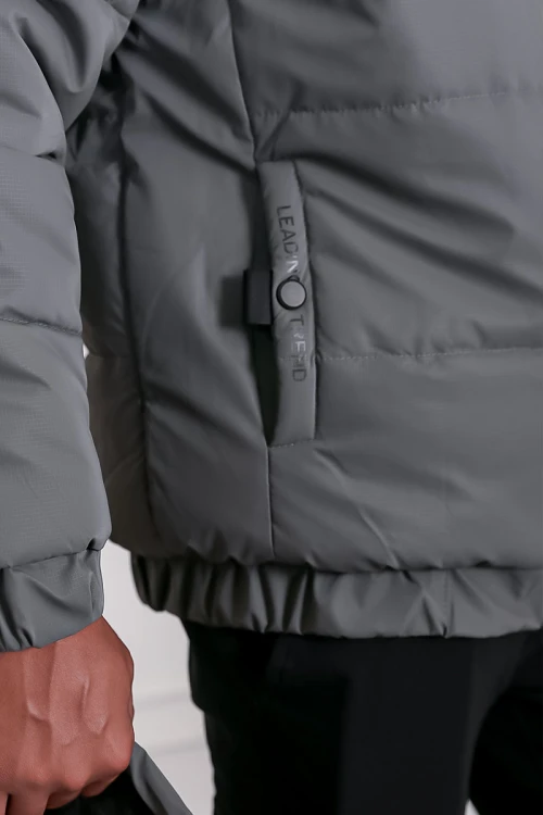 جاكيت رجالي شتوي منفوخ لون رمادي بقبعة رأس منفصلة قابلة للتركيب و أكمام طويلة بجيوب وسحاب من الأمام