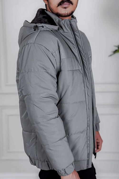 جاكيت رجالي شتوي منفوخ لون رمادي بقبعة رأس منفصلة قابلة للتركيب و أكمام طويلة بجيوب وسحاب من الأمام