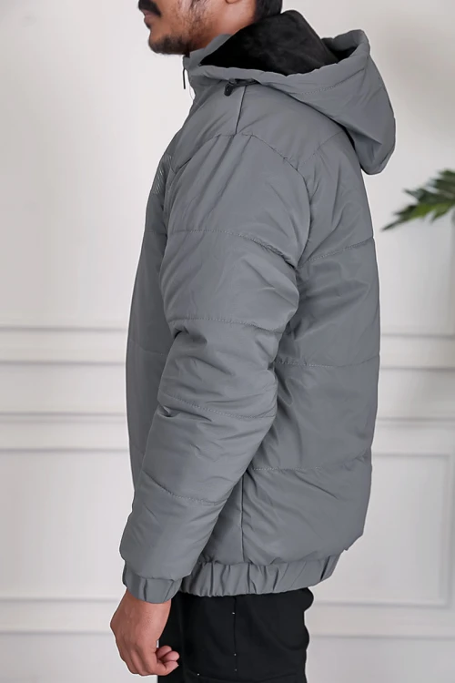 جاكيت رجالي شتوي منفوخ لون رمادي بقبعة رأس منفصلة قابلة للتركيب و أكمام طويلة بجيوب وسحاب من الأمام