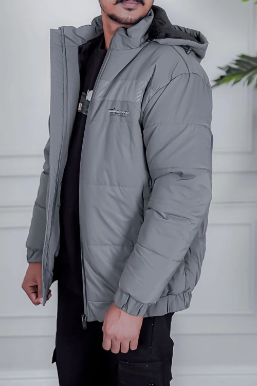 جاكيت رجالي شتوي منفوخ لون رمادي بقبعة رأس منفصلة قابلة للتركيب و أكمام طويلة بجيوب وسحاب من الأمام