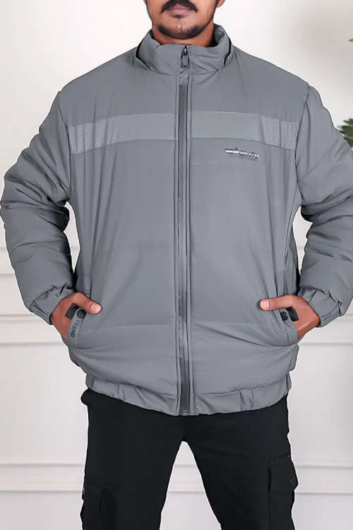 جاكيت رجالي شتوي منفوخ لون رمادي بقبعة رأس منفصلة قابلة للتركيب و أكمام طويلة بجيوب وسحاب من الأمام