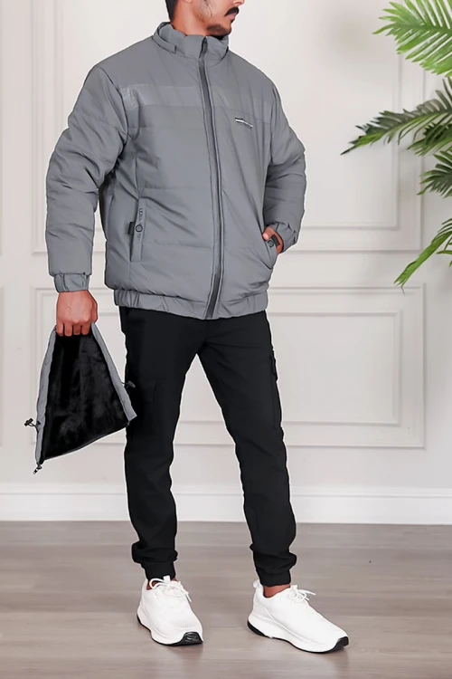 جاكيت رجالي شتوي منفوخ لون رمادي بقبعة رأس منفصلة قابلة للتركيب و أكمام طويلة بجيوب وسحاب من الأمام