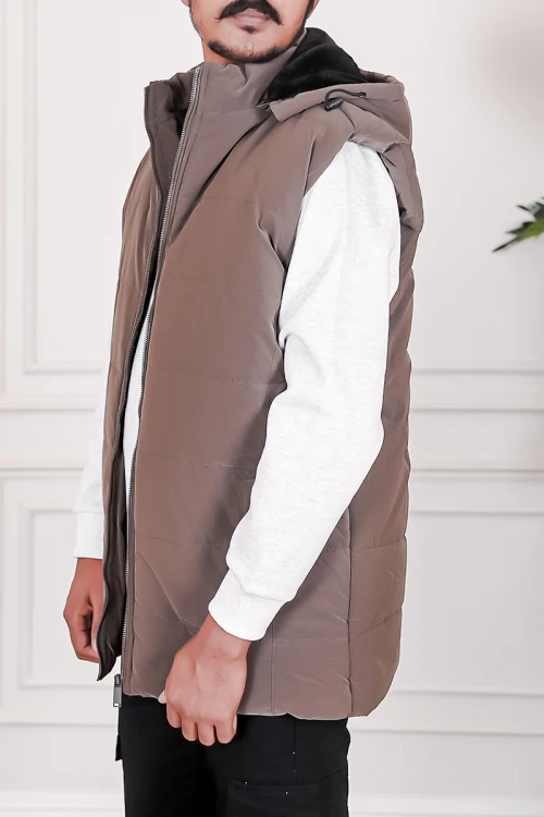 جاكيت رجالي شتوي منفوخ لون بني بقبعة رأس منفصلة قابلة للتركيب بجيوب وسحاب من الأمام و بدون أكمام
