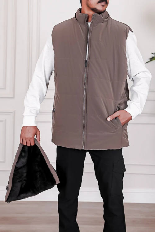 جاكيت رجالي شتوي منفوخ لون بني بقبعة رأس منفصلة قابلة للتركيب بجيوب وسحاب من الأمام و بدون أكمام