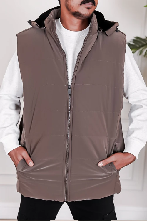 جاكيت رجالي شتوي منفوخ لون بني بقبعة رأس منفصلة قابلة للتركيب بجيوب وسحاب من الأمام و بدون أكمام
