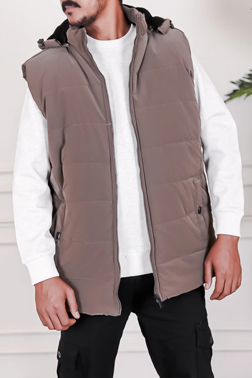 جاكيت رجالي شتوي منفوخ لون بني بقبعة رأس منفصلة قابلة للتركيب بجيوب وسحاب من الأمام و بدون أكمام