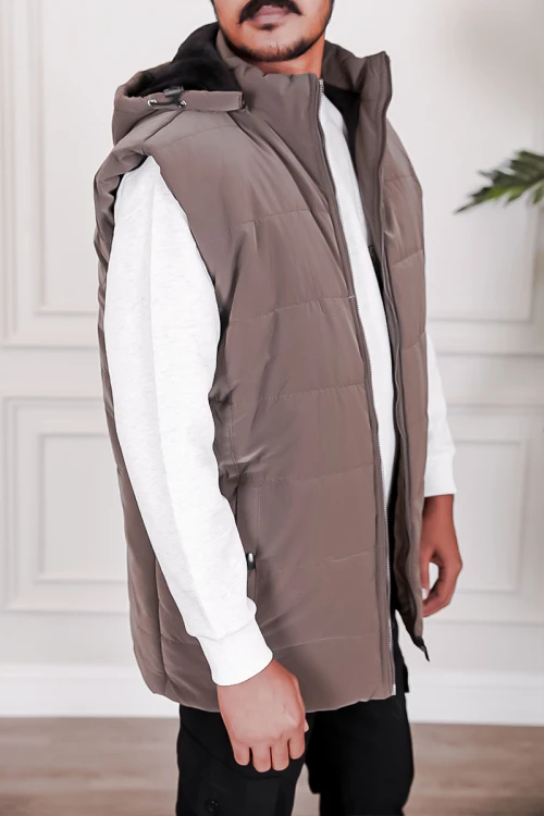 جاكيت رجالي شتوي منفوخ لون بني بقبعة رأس منفصلة قابلة للتركيب بجيوب وسحاب من الأمام و بدون أكمام