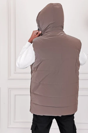 جاكيت رجالي شتوي منفوخ لون بني بقبعة رأس منفصلة قابلة للتركيب بجيوب وسحاب من الأمام و بدون أكمام 