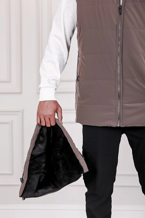 جاكيت رجالي شتوي منفوخ لون بني بقبعة رأس منفصلة قابلة للتركيب بجيوب وسحاب من الأمام و بدون أكمام