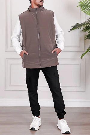 جاكيت رجالي شتوي منفوخ لون بني بقبعة رأس منفصلة قابلة للتركيب بجيوب وسحاب من الأمام و بدون أكمام 