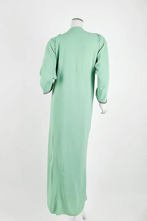 جلابية نسائية لون تفاحي ياقة بقصة سبعة مزين بكلفة ذهبية من الياقة و الأكمام و بأكمام طويلة