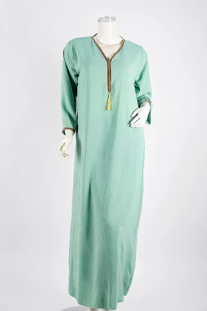 جلابية نسائية لون تفاحي ياقة بقصة سبعة مزين بكلفة ذهبية من الياقة و الأكمام و بأكمام طويلة