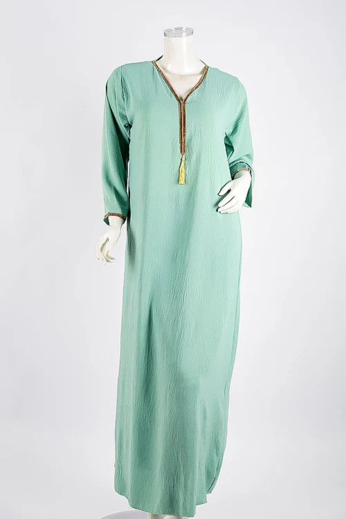 جلابية نسائية لون تفاحي ياقة بقصة سبعة مزين بكلفة ذهبية من الياقة و الأكمام و بأكمام طويلة