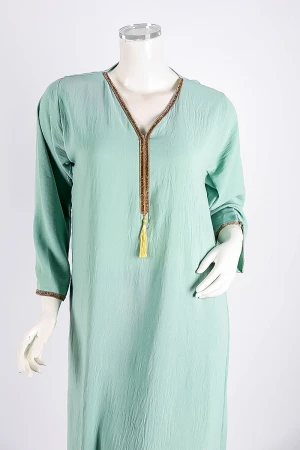 جلابية نسائية لون تفاحي ياقة بقصة سبعة مزين بكلفة ذهبية من الياقة و الأكمام و بأكمام طويلة