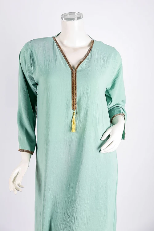 جلابية نسائية لون تفاحي ياقة بقصة سبعة مزين بكلفة ذهبية من الياقة و الأكمام و بأكمام طويلة