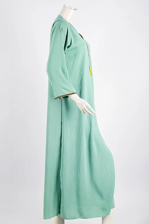 جلابية نسائية لون تفاحي ياقة بقصة سبعة مزين بكلفة ذهبية من الياقة و الأكمام و بأكمام طويلة