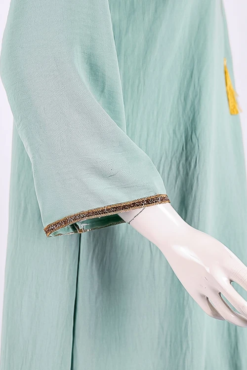 جلابية نسائية لون تفاحي ياقة بقصة سبعة مزين بكلفة ذهبية من الياقة و الأكمام و بأكمام طويلة