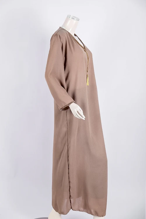 جلابية نسائية لون بيج ياقة بقصة سبعة مزين بكلفة ذهبية من الياقة و الأكمام و بأكمام طويلة