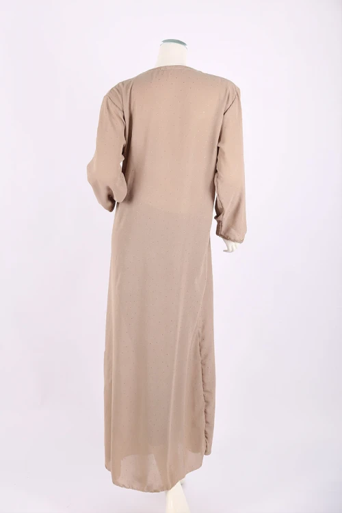جلابية نسائية لون بيج ياقة بقصة سبعة مزين بكلفة ذهبية من الياقة و الأكمام و بأكمام طويلة