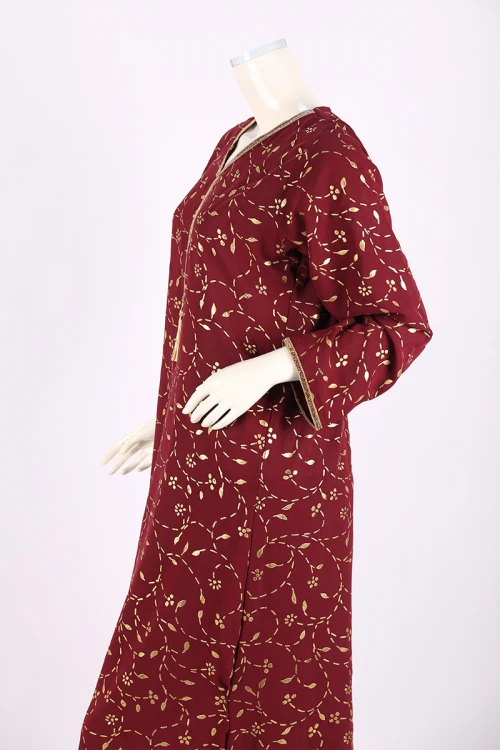 جلابية نسائية لون عودي مشجر ياقة بقصة سبعة مزين بكلفة ذهبية من الياقة و الأكمام و بأكمام طويلة