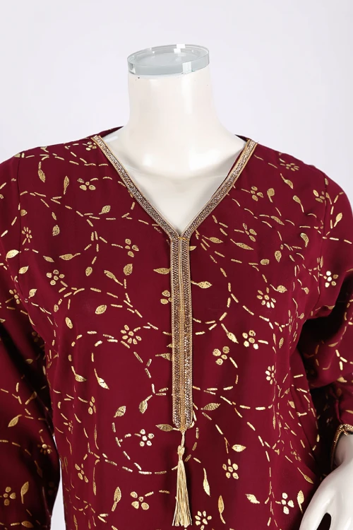 جلابية نسائية لون عودي مشجر ياقة بقصة سبعة مزين بكلفة ذهبية من الياقة و الأكمام و بأكمام طويلة