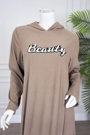 قميص نسائي شتوي طويل لون بني فاتح مزين بكتابات ياقة بقبعة متصلة و بأكمام طويلة
