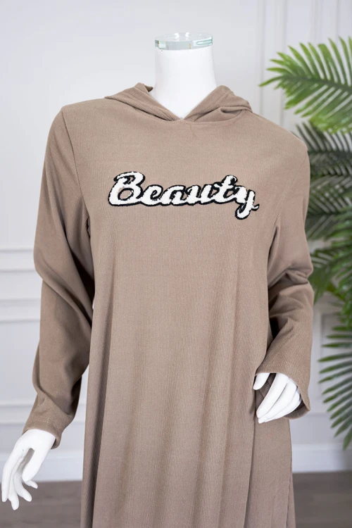 قميص نسائي شتوي طويل لون بني فاتح مزين بكتابات ياقة بقبعة متصلة و بأكمام طويلة