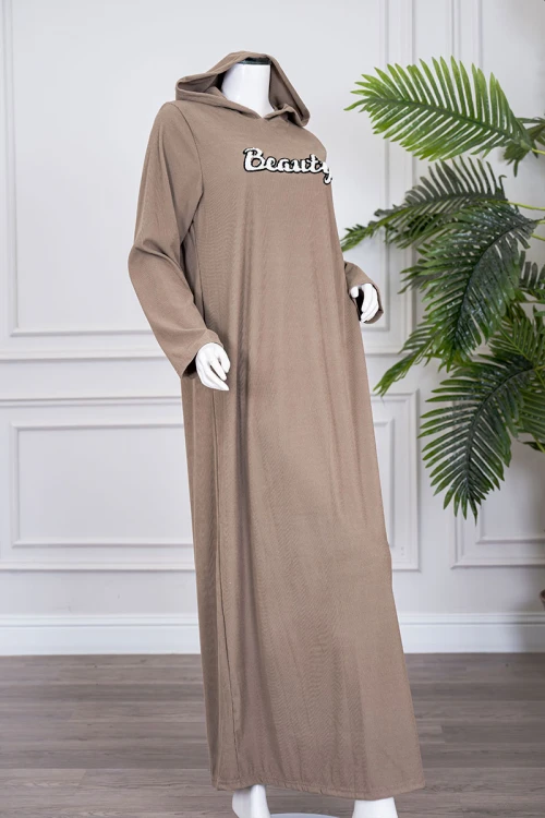 قميص نسائي شتوي طويل لون بني فاتح مزين بكتابات ياقة بقبعة متصلة و بأكمام طويلة
