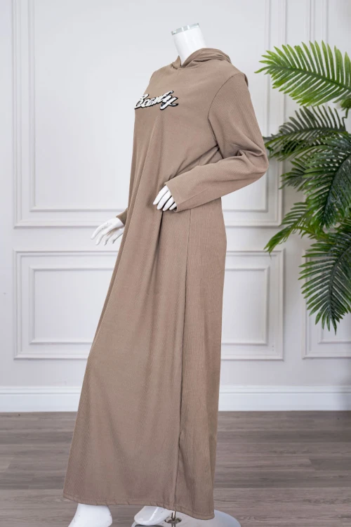قميص نسائي شتوي طويل لون بني فاتح مزين بكتابات ياقة بقبعة متصلة و بأكمام طويلة