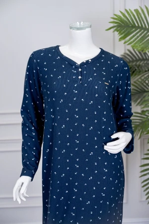 قميص نسائي طويل لون أزرق مزين بورود باللون الأبيض ياقة دائرية بأزرار و بأكمام طويلة