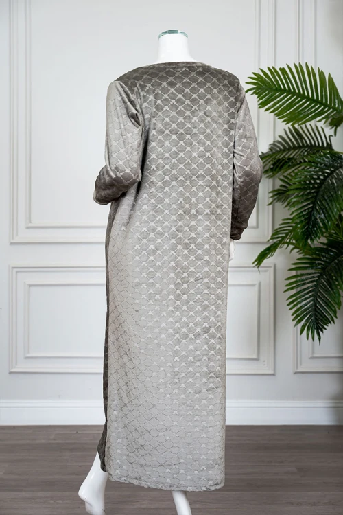 قميص نسائي شتوي طويل لون زيتي رمادي مزين بكتابات ورسومات ياقة دائرية و بأكمام طويلة