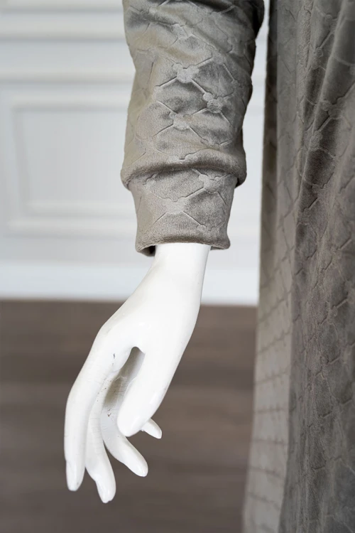 قميص نسائي شتوي طويل لون زيتي رمادي مزين بكتابات ورسومات ياقة دائرية و بأكمام طويلة